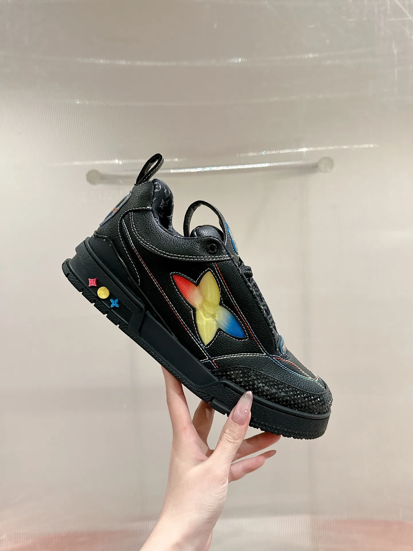 👟👟Ex-factory price 800👟👟 LV donkey brand L SKATE series latest color matching Tariner sneakers four-leaf clover skate shoes couple style retro basketball shoes original purchase development and production This LV Skate sneaker is decorated with colorful details on the grained cow leather shoe body, echoing the leather goods and ready-to-wear series of the season. A gradient Monogram flower blooms on the side of the sneaker. The padded tongue and Mini Monogram fabric-lined collar show the inspiration of skate shoes in the 1990s ▪️Material: original customized first-layer cowhide ▪️Inner lining: imported breathable mesh ▪️Sole: original open-molded non-slip TPU material ▪️Sole thickness: 3.5cm ▪️Size: Female 35-40 Male 39-44 (Female 41, Male 45.46 customized, non-returnable)